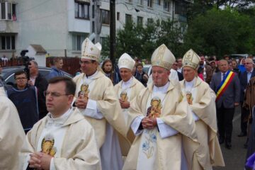Mii de credincioși catolici și peste 100 de preoți s-au rugat la Cacica pentru ca „imposibilul să devină posibil”