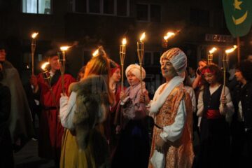 Cea mai mare paradă cu făclii din România a dat startul Festivalului de Artă Medievală „Ștefan cel Mare" Suceava