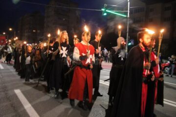 Cu chipurile luminate de flăcările torțelor, personaje desprinse din negurile istoriei au străbătut străzile Sucevei