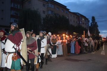 Cea mai mare paradă cu făclii din România a dat startul Festivalului de Artă Medievală „Ștefan cel Mare" Suceava