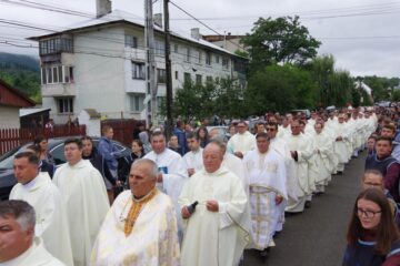 Mii de credincioși catolici și peste 100 de preoți s-au rugat la Cacica pentru ca „imposibilul să devină posibil”