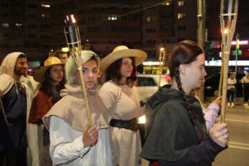 Cea mai mare paradă cu făclii din România a dat startul Festivalului de Artă Medievală „Ștefan cel Mare" Suceava