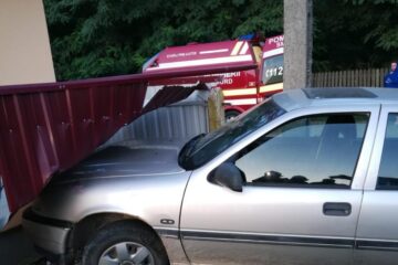 Mașina a intrat în gardul unei locuințe