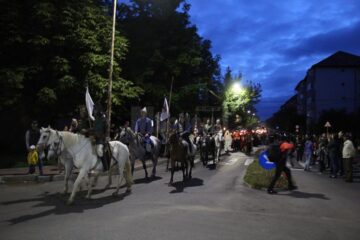 Cea mai mare paradă cu făclii din România a dat startul Festivalului de Artă Medievală „Ștefan cel Mare" Suceava