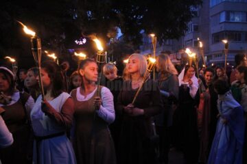 Cea mai mare paradă cu făclii din România a dat startul Festivalului de Artă Medievală „Ștefan cel Mare" Suceava