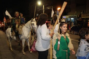 Cea mai mare paradă cu făclii din România a dat startul Festivalului de Artă Medievală „Ștefan cel Mare" Suceava