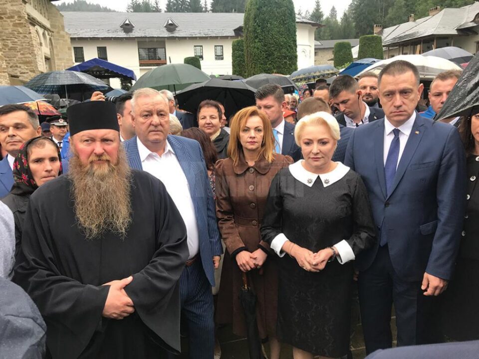 Premierul a asistat la Sfânta Liturghie din mijlocul oamenilor