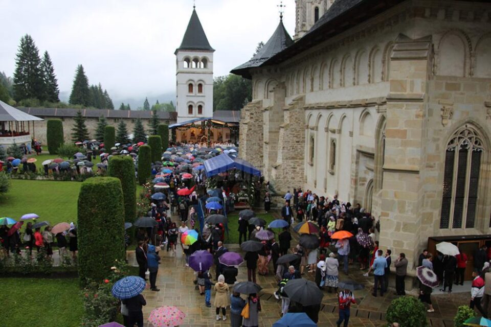 Mii de credincioși au participat la hramul Mănăstirii Putna
