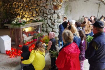 Mii de credincioși catolici și peste 100 de preoți s-au rugat la Cacica pentru ca „imposibilul să devină posibil”