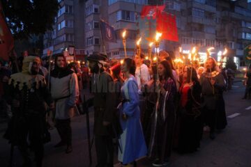 Cu chipurile luminate de flăcările torțelor, personaje desprinse din negurile istoriei au străbătut străzile Sucevei