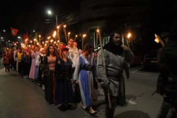 Cea mai mare paradă cu făclii din România a dat startul Festivalului de Artă Medievală „Ștefan cel Mare" Suceava