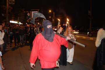 Cea mai mare paradă cu făclii din România a dat startul Festivalului de Artă Medievală „Ștefan cel Mare" Suceava