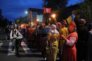 Cea mai mare paradă cu făclii din România a dat startul Festivalului de Artă Medievală „Ștefan cel Mare" Suceava