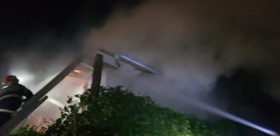 Pompierii au încercat să limiteze pagubele