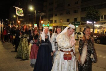 Cea mai mare paradă cu făclii din România a dat startul Festivalului de Artă Medievală „Ștefan cel Mare" Suceava