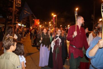 Cea mai mare paradă cu făclii din România a dat startul Festivalului de Artă Medievală „Ștefan cel Mare" Suceava