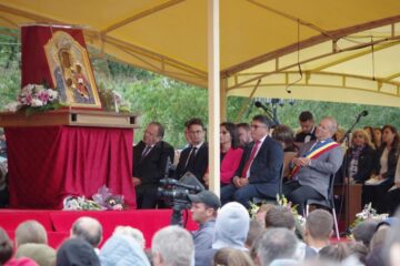 Mii de credincioși catolici și peste 100 de preoți s-au rugat la Cacica pentru ca „imposibilul să devină posibil”