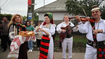 Oaspeții au fost întâmpinați cu pâine și sare