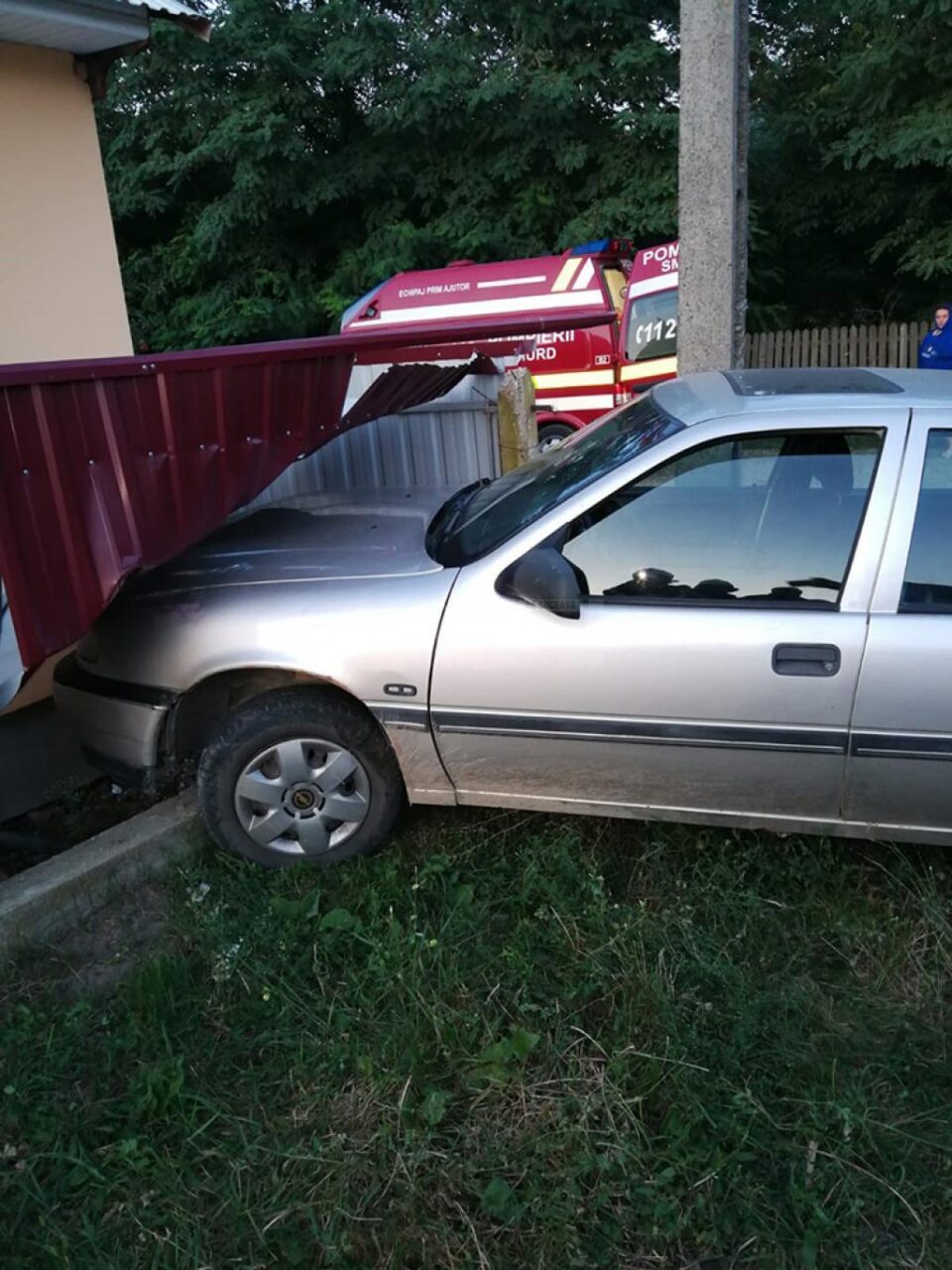 Mașina a intrat în gardul unei locuințe