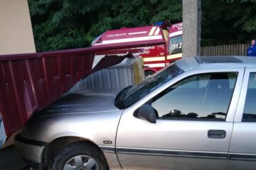 Mașina a intrat în gardul unei locuințe