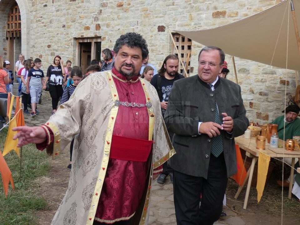 Emil Ursu, organizatorul Festivalului Medieval de la Suceava, împreună cu președintele CJ, Gheorghe Flutur