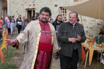 Emil Ursu, organizatorul Festivalului Medieval de la Suceava, împreună cu președintele CJ, Gheorghe Flutur