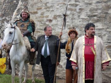 Emil Ursu, organizatorul Festivalului Medieval de la Suceava, împreună cu președintele CJ, Gheorghe Flutur