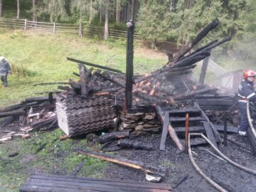Incendiu puternic la o casă aflată în pădure, la Iacobeni