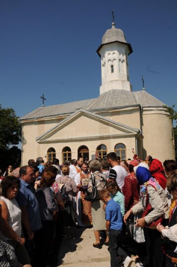 Credincioși în curtea Mănăstirii Hagigadar, de praznicul Sfintei Maria