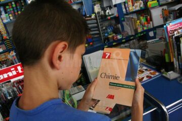 Elevii claselor a VII-a vor începe școala fără manuale