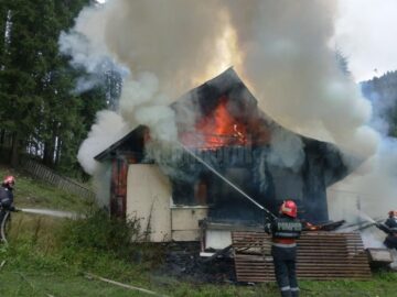 Incendiu puternic la o casă aflată în pădure, la Iacobeni