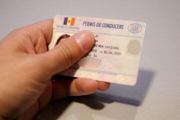 Bărbatul a prezentat pentru control un permis de conducere eliberat de autoritățile din Republica Moldova. Foto: www.mamaplus.md