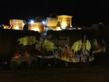 Scene de luptă, dragoni și bourul Moldovei, proiectate pe zidurile Cetății Sucevei