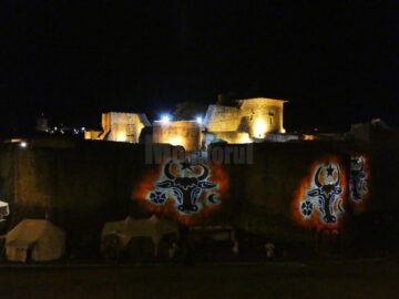 Scene de luptă, dragoni și bourul Moldovei, proiectate pe zidurile Cetății Sucevei