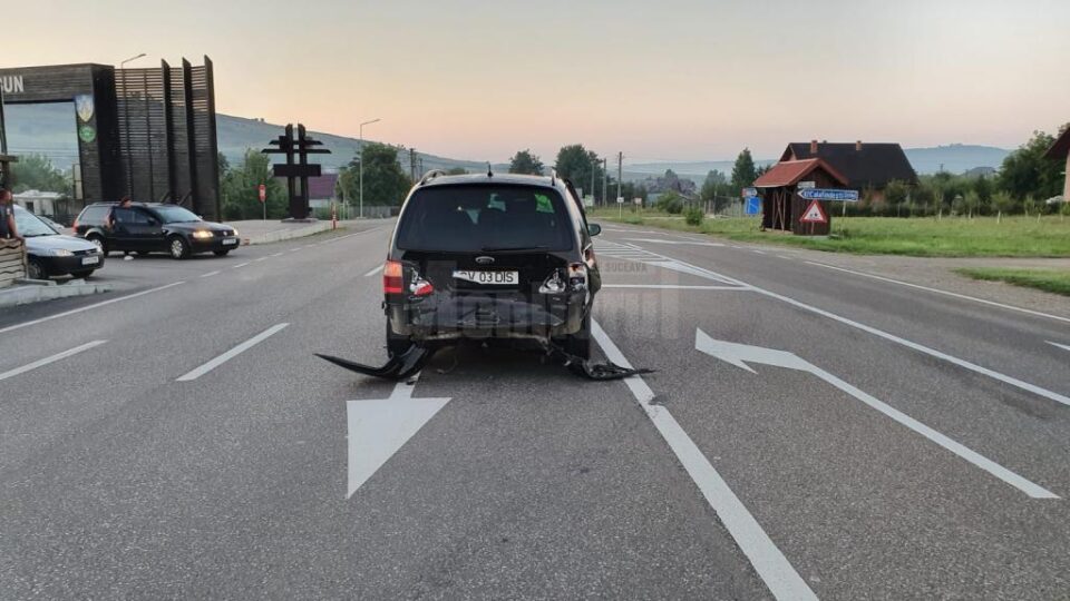 Autoturismul lovit violent din spate Autoturismul lovit violent din spate