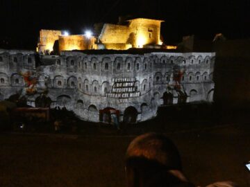 Scene de luptă, dragoni și bourul Moldovei, proiectate pe zidurile Cetății Sucevei