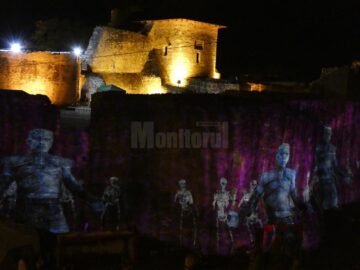 Scene de luptă, dragoni și bourul Moldovei, proiectate pe zidurile Cetății Sucevei