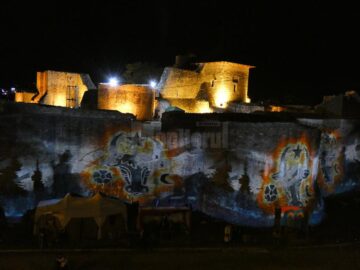 Scene de luptă, dragoni și bourul Moldovei, proiectate pe zidurile Cetății Sucevei