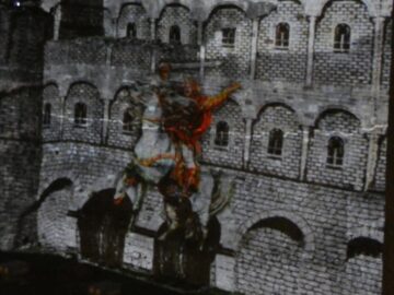 Scene de luptă, dragoni și bourul Moldovei, proiectate pe zidurile Cetății Sucevei