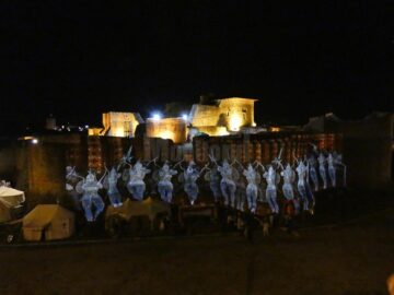 Scene de luptă, dragoni și bourul Moldovei, proiectate pe zidurile Cetății Sucevei