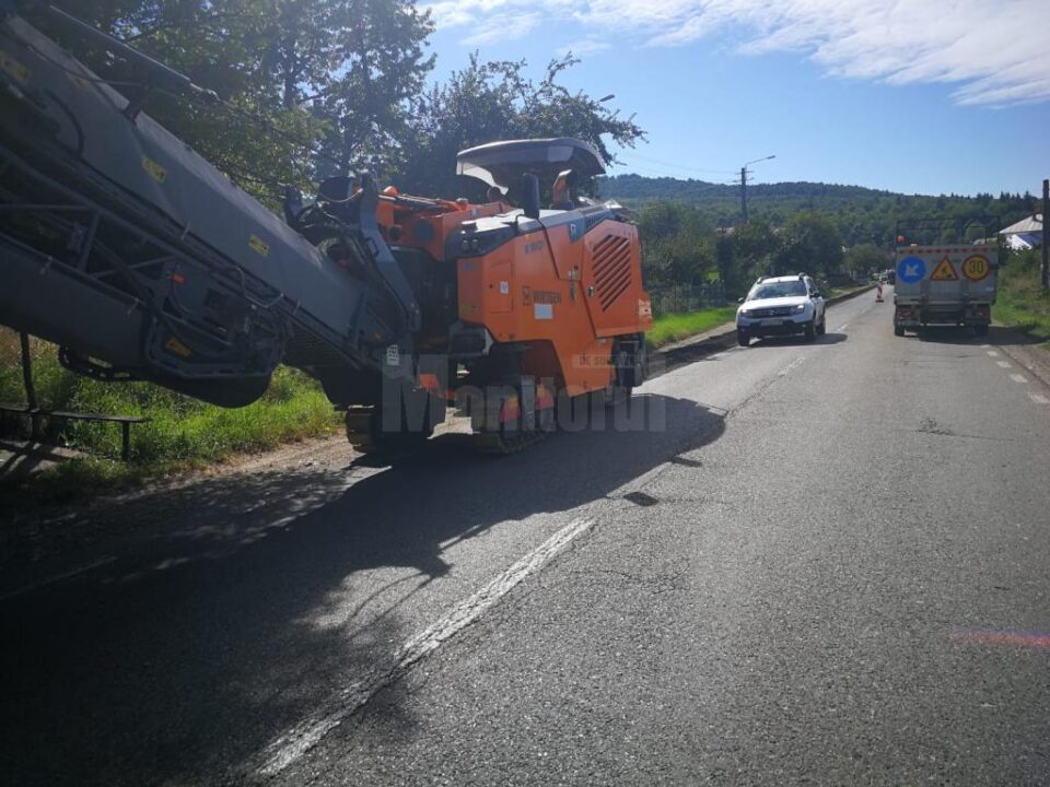 Asfaltări pe două porțiuni stricate ale DN 2 E, pe sectorul Păltinoasa-Solca
