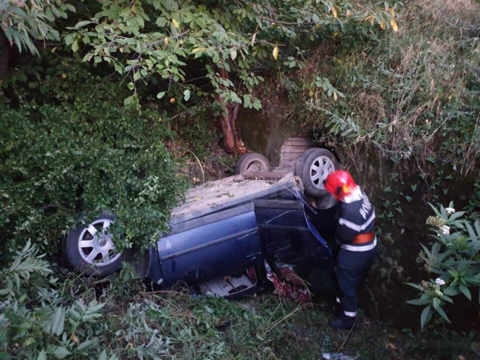Cei cinci adulți și cei doi copii din mașină au avut multă șansă
