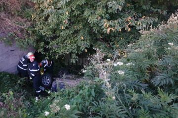 Mașina s-a răsturnat la diferență mare de nivel