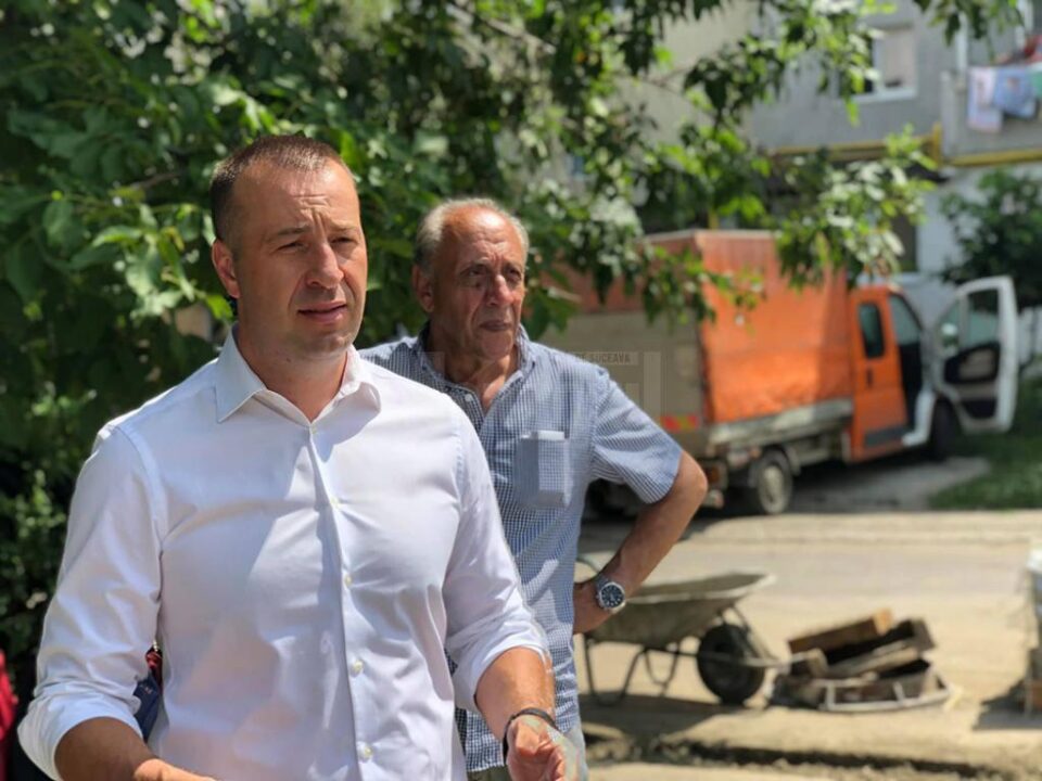 Viceprimarul Lucian Harșovschi a precizat că urmează să fie asfaltată și parcarea interioară a blocurilor din zona centrală, dar și trasarea de marcaje rutiere