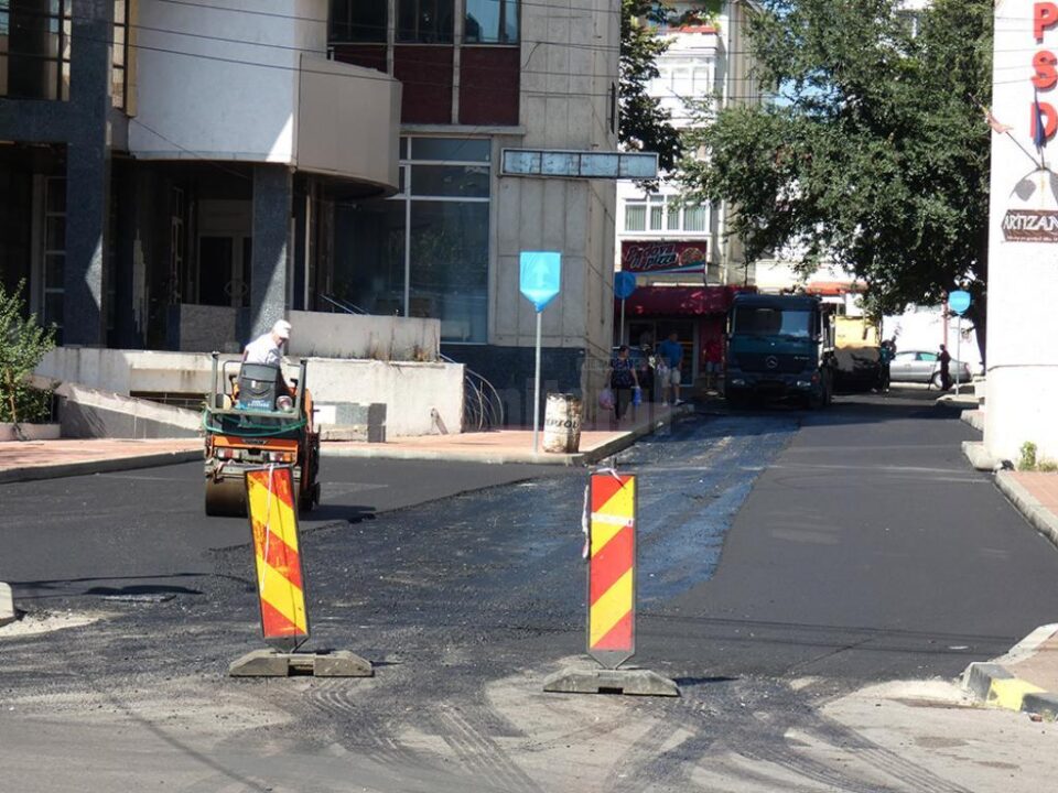 Strada Meseriașilor, recent asfaltată, devine cu sens unic de luna viitoare