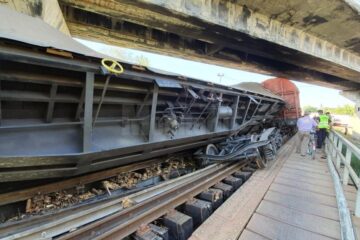 Trenul de marfă deraiat pe podul CFR de la Dornești