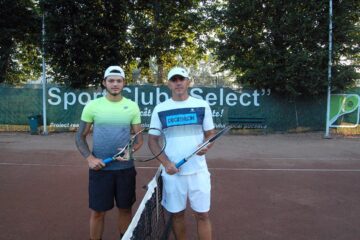 Emilian Petruneac, în stânga imaginii, a fost pus în postura de a-l elimina din competiție pe tatăl său