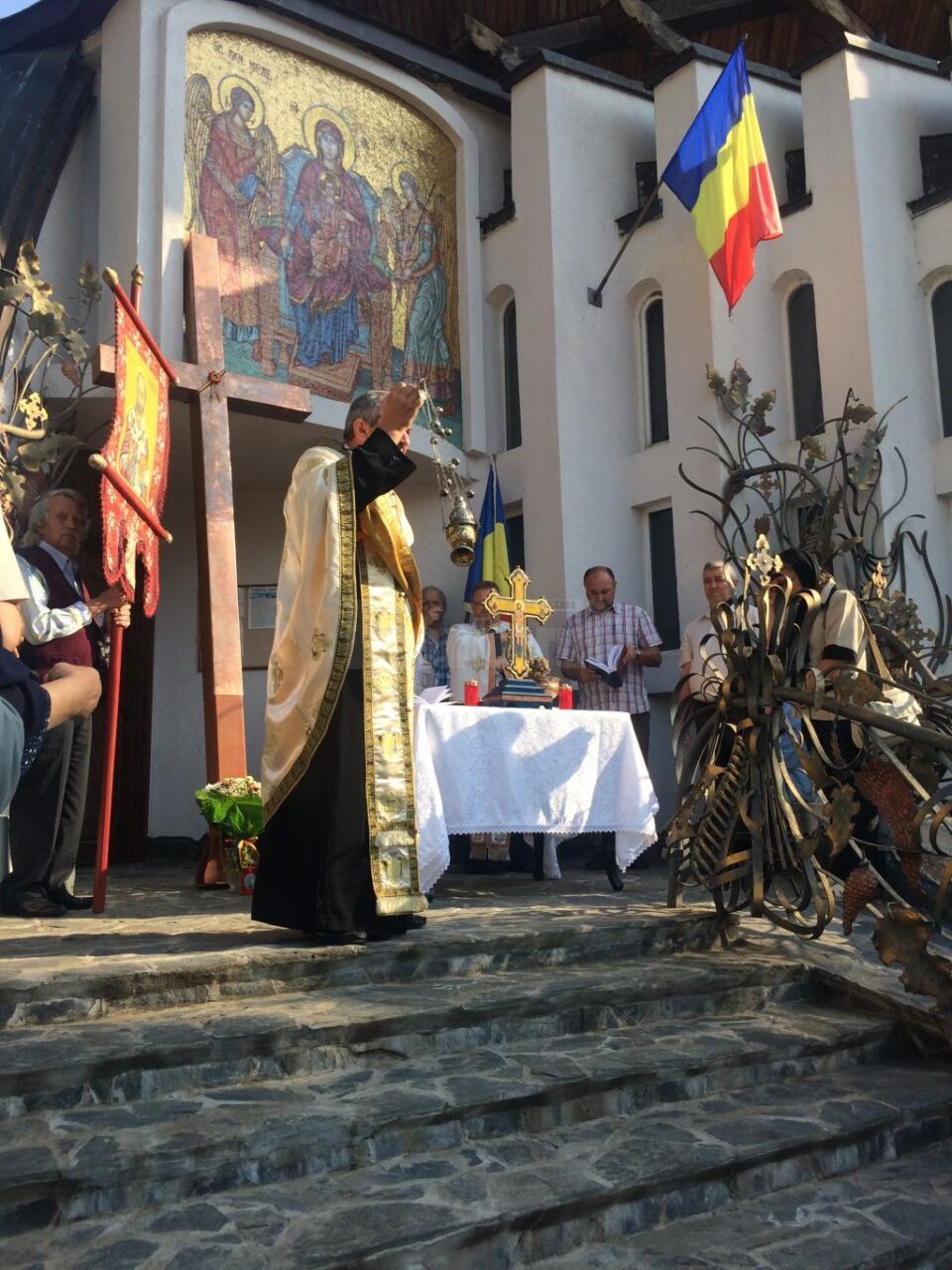 Vineri a fost sfințită crucea înaltă de 3,5 metri care va fi montată pe Turnul Unirii, lângă Biserica „Nașterea Maicii Domnului” de lângă Palatul de Justiție