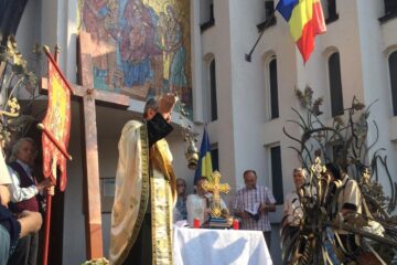 Vineri a fost sfințită crucea înaltă de 3,5 metri care va fi montată pe Turnul Unirii, lângă Biserica „Nașterea Maicii Domnului” de lângă Palatul de Justiție