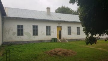 Clădirea are aproape 100 de ani, iar investițiile serioase par să o fi ocolit în ultimii zeci de ani